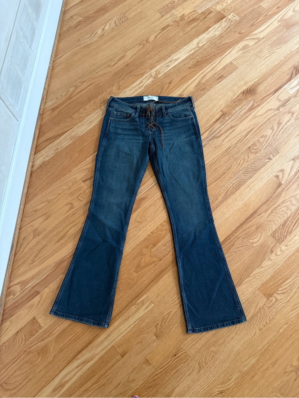 Hollister low rise boot jeans w 28 long